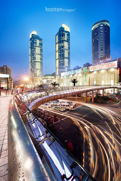 雨后的城市<br />
卡啪投稿。建筑风景