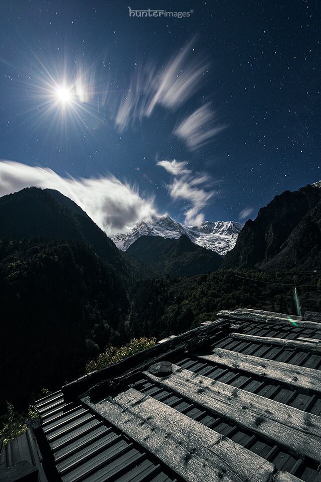 皓月和繁星<br />
皓月当空，照得屋顶上的霜也如星星般闪耀，神山庇佑的村子，神无处不在。<br />
谁说有月亮，有云的时候不能拍星星？阻止我们拍照的不是月亮，不是云彩，不是寒冷，是我们的体力不支，激情不够，想象不足。