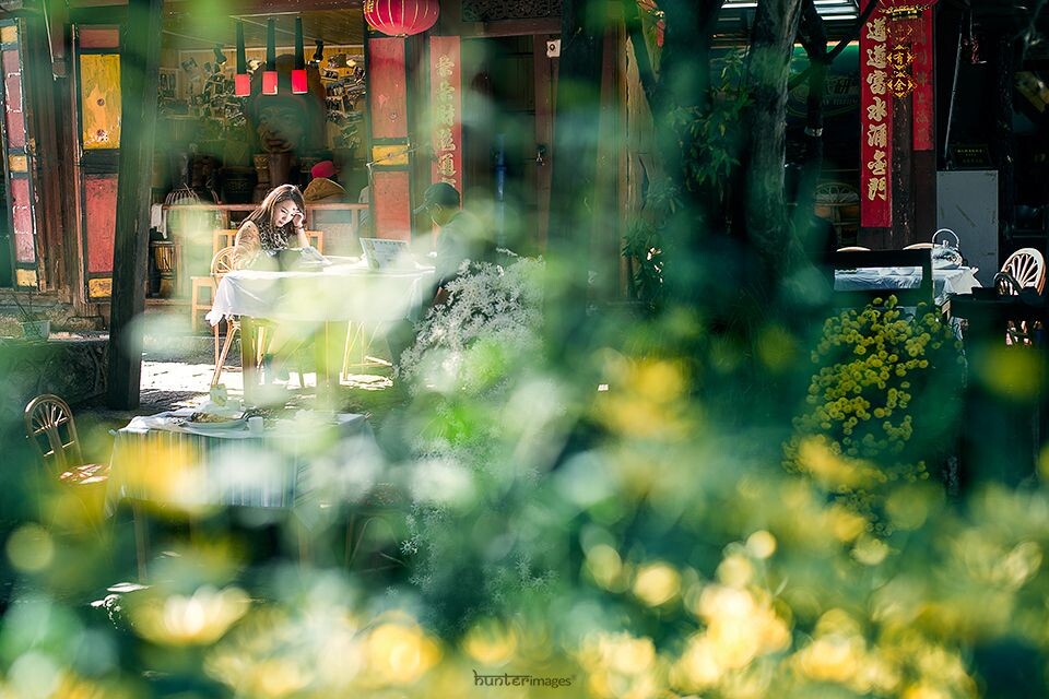 百花深处<br />
虚化的丽江，百花深处，是我对丽江的臆想。摄影本就没有真实，迎合着浪漫主义者的想象。