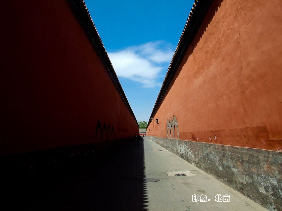 印象.北京<br />
故宫中高高的宫墙在阳光照射下形成清晰的影子。