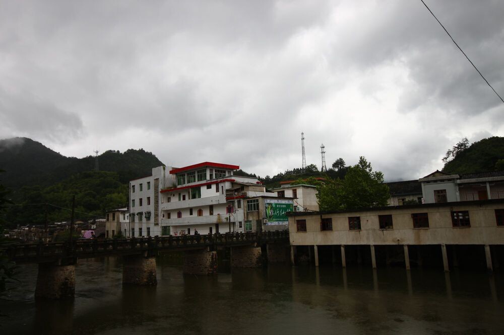 IMG_0861-乌云下的乡村<br />
