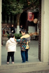 两个小孩