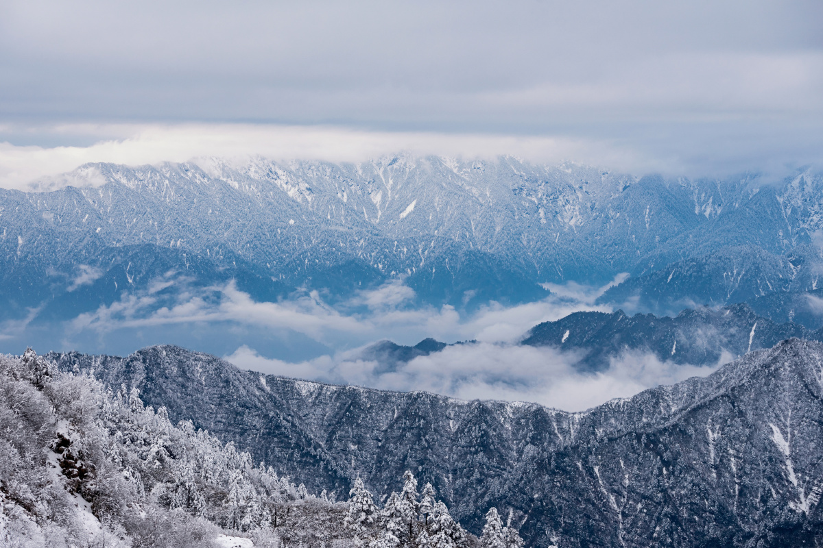 登高可见山河壮阔牛背山