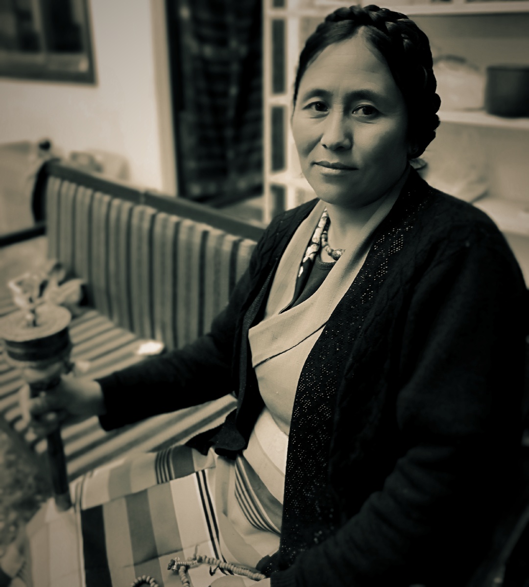 我的房东阿佳(阿佳,在藏区大概为姐姐的意思),洛桑曲珍,她是一个传统