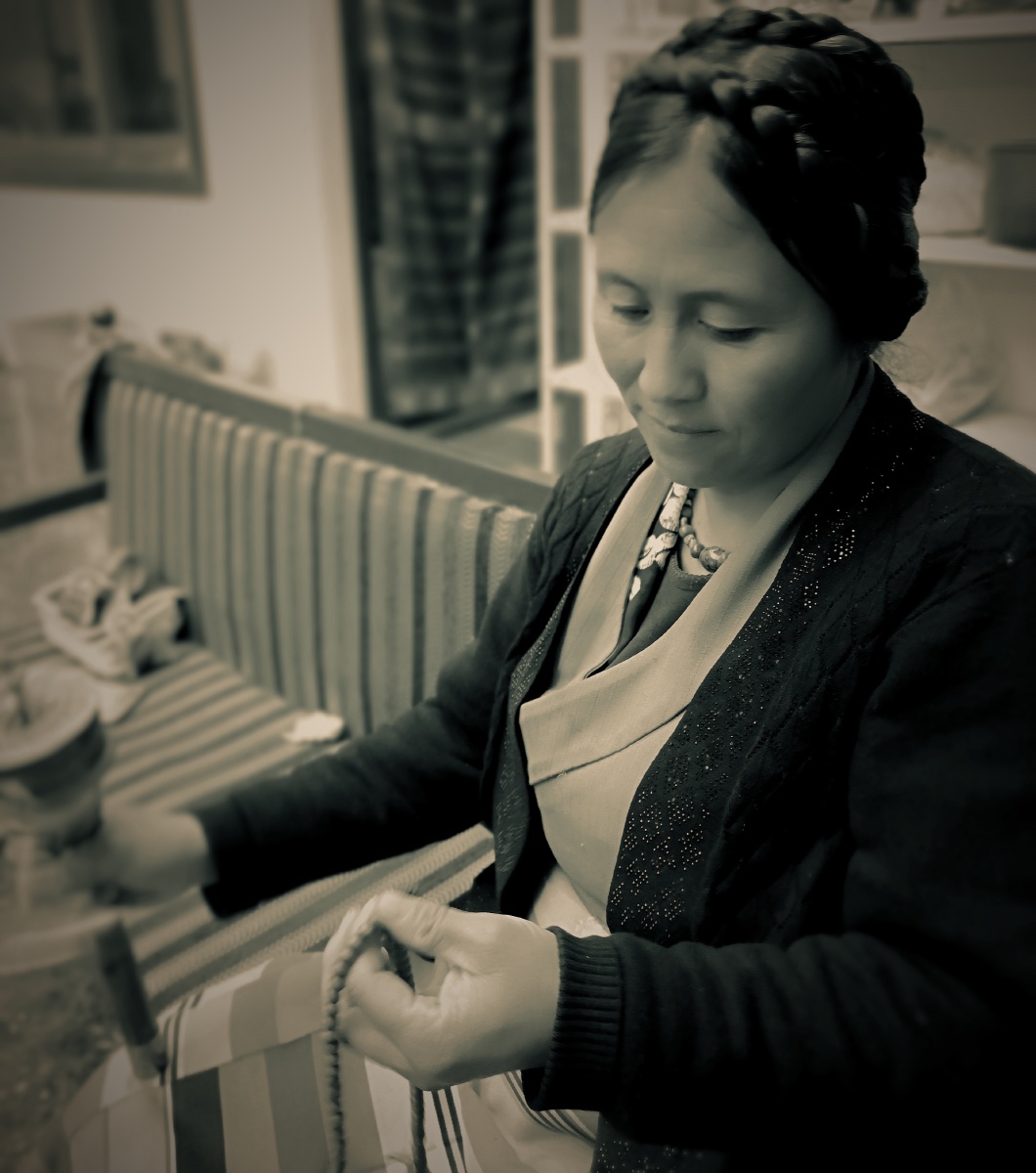 我的房东阿佳(阿佳,在藏区大概为姐姐的意思),洛桑曲珍,她是一个传统