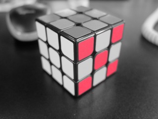 699832