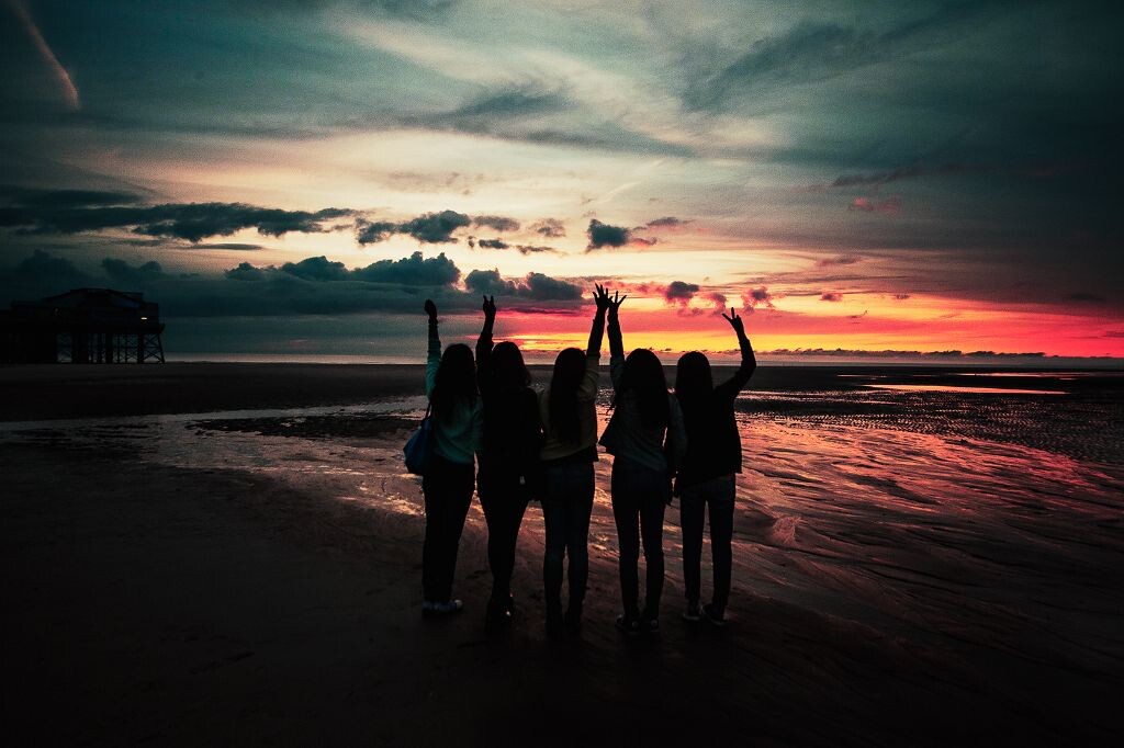 8月1号，Blackpool海上日落，和我的好友们在一起。<br />
夕阳壮美，青春不朽。