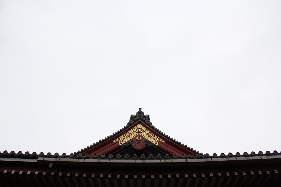 当这座神像的名声远近传播开来时，信徒迅速增加，人们蜂拥而来，他们将香烟揽在身上，据说这样可以驱除百病。645年，胜海上人建立了一座更大的寺院。857年进行了扩建，信徒也随之增长。到了江户时代，德川幕府第三代将军德川家光重建浅草寺，使它变成一座大寺院，成为老百姓的许愿求佛之地，浅草寺一带也因此繁华起来。