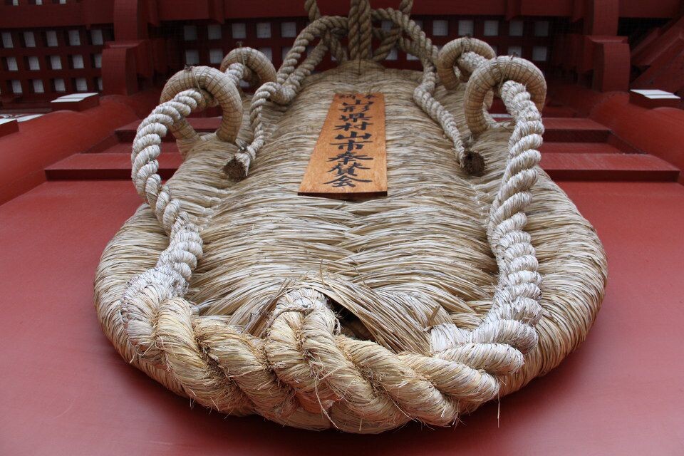 <br />
门的背面两侧挂有两只大大的草<br />
因为鞋意喻脚，上海话中“脚”与“吉”同意，表示吉利的意思。<br />
