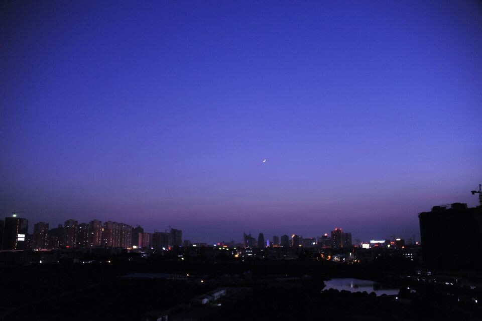 一弯新月<br />
静谧