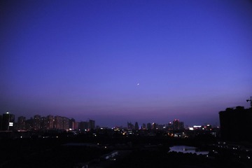 一弯新月