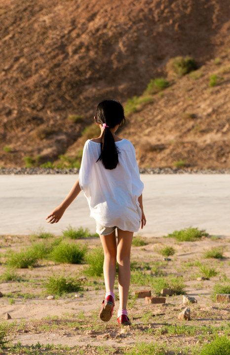 只有背影~留点遐想吧~话说走路姿势让人很难觉得这是一个只有13,4岁的