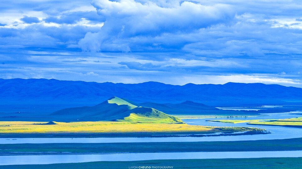 To the Place I Belong<br />
傍晚六点半,<br />
我蹒跚上了海拔3800,<br />
这一刻已然按捺不能。<br />
站在若尔盖的山坡上,<br />
黄河九曲正在夕阳的鼓动下姗然舞蹈。