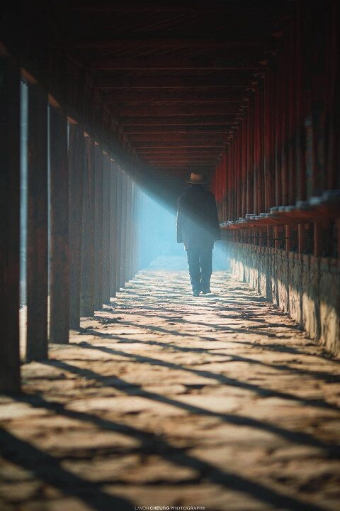 光,和虔诚<br />
光比很强,<br />
透过空气我看到一个虔诚的背影。<br />
<br />
他没有惯例地转着经筒,<br />
帽檐稍低,<br />
神色坚定,<br />
步履拖沓却没有一丝犹豫。
