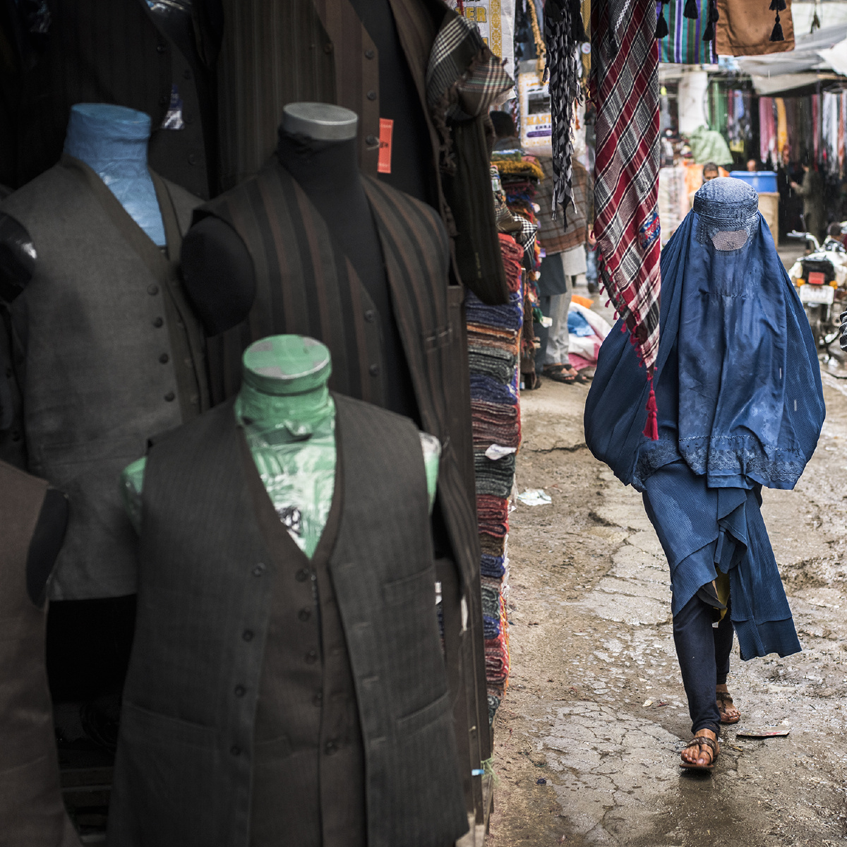 201508阿富汗喀布尔无头西装男模特和身穿波尔卡的妇女