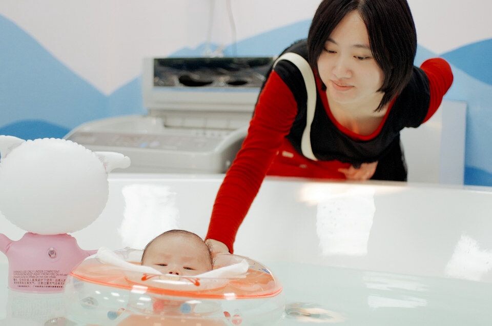 新手妈妈<br />
母亲看孩子的眼神永远是最温柔的