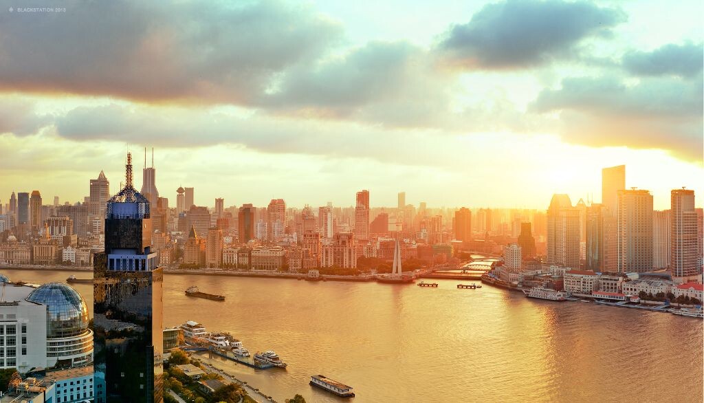 外白渡桥后的夕阳<br />
