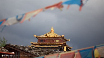 香格里拉独客宗古城大龟山顶寺庙