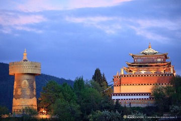 香格里拉独客宗古城大龟山顶寺庙