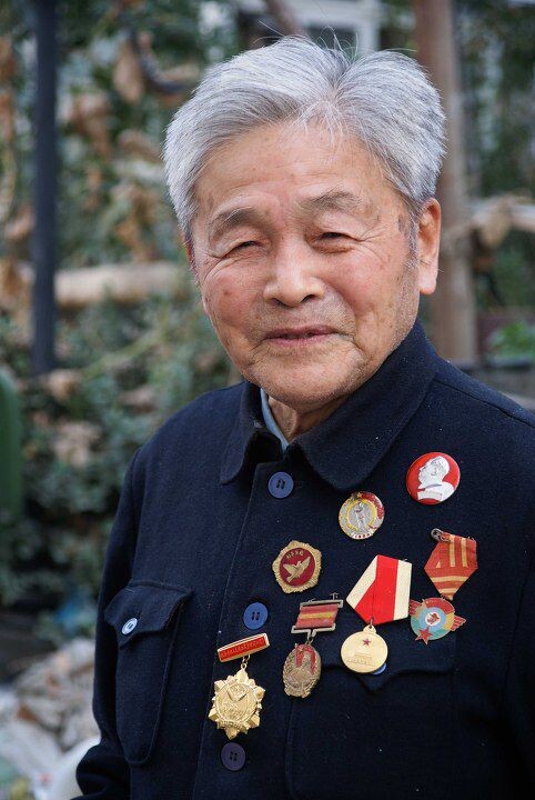 我的姥爷 一个战争洗礼过的男人<br />
姥爷今年八十八岁了 身体很健康 但毕竟年纪大了 十一回家想到给姥爷拍些带着纪念章的照片  这是他一生的荣耀……