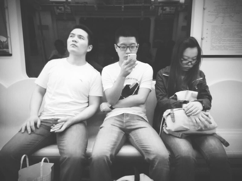 从天津回北京的路上，偶尔遇到清净的地铁。<br />
坐在对面的三个人基本代表了坐地铁的三个状态。<br />
发呆、玩手机、睡觉……