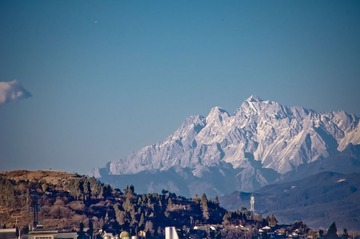 傍晚遥望哈巴雪山