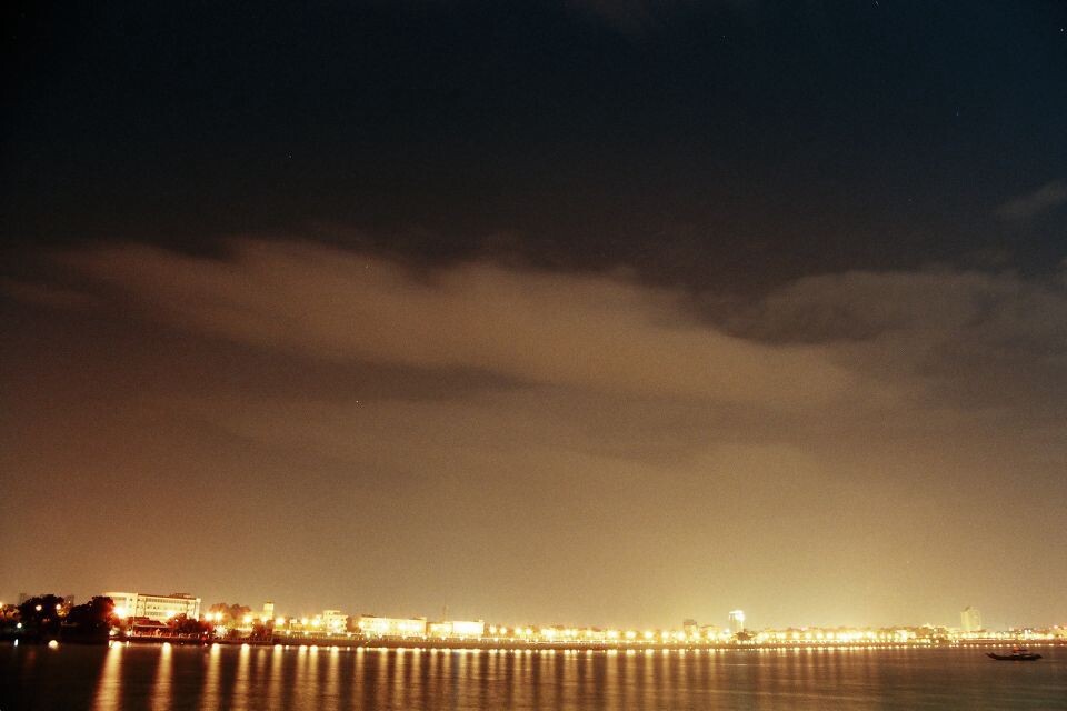 Fuji X-TRA 400<br />
第一次用Ｘ-TRA 400，第一次拍夜景，出来后效果比自己想象中好，算是种安慰吧〜〜