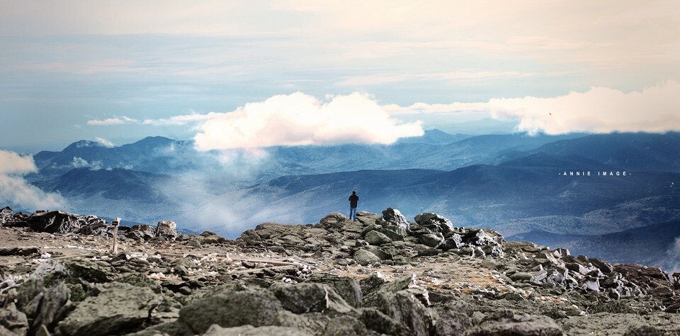 Mt Washington云开瞬间<br />
New Hampshire 的 Mt Washington，顶峰终年风雪，有着类似极地的气候，竟然在我们登顶的一瞬间，云开了