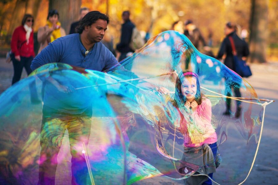 中央公园吹泡泡的人，用大泡泡把人套进去，带给路人很多欢乐。土鳖表示，第一次看到。<br />
