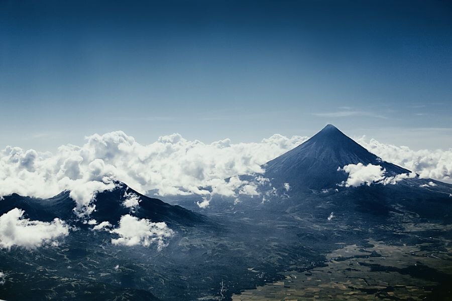 Mayon是一座锥形火山，山体是由无数次喷发堆积而成，火山锥几乎是完美对称的锥形。<br />
