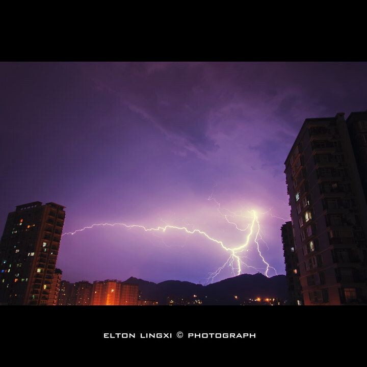 ELTON_DSC2754<br />
昨晚暴雨洗礼山城...今晚夜空虽算不上通透...却也可以看见闪电的光带了~
