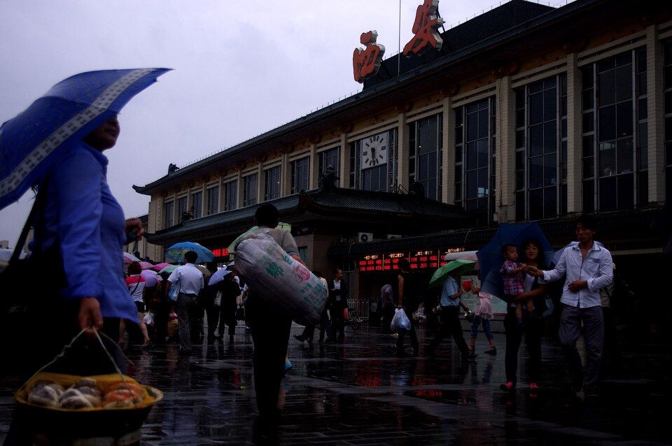 我看见西安<br />
此刻 她要走了 不是因为雨太大 而是城管来了