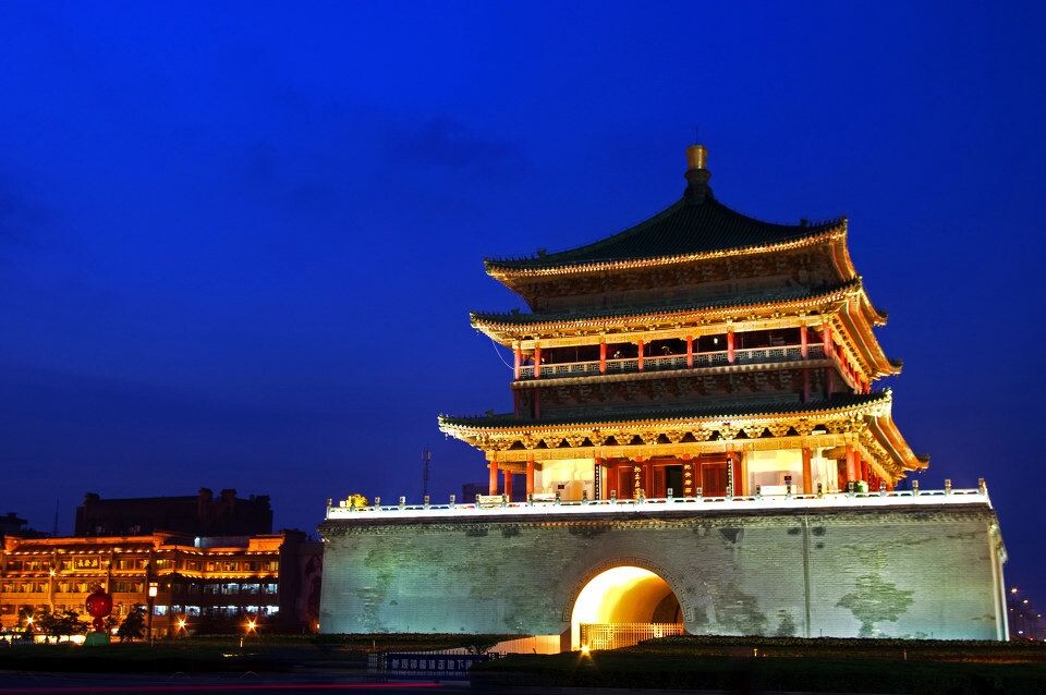 夜 西安<br />
一座 西安 满城思念