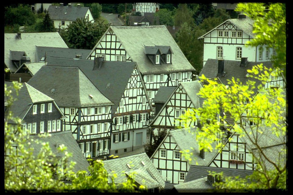 木桁架结构房子 -f achwerkhaus freudenberg br /> 德国传统的木桁架