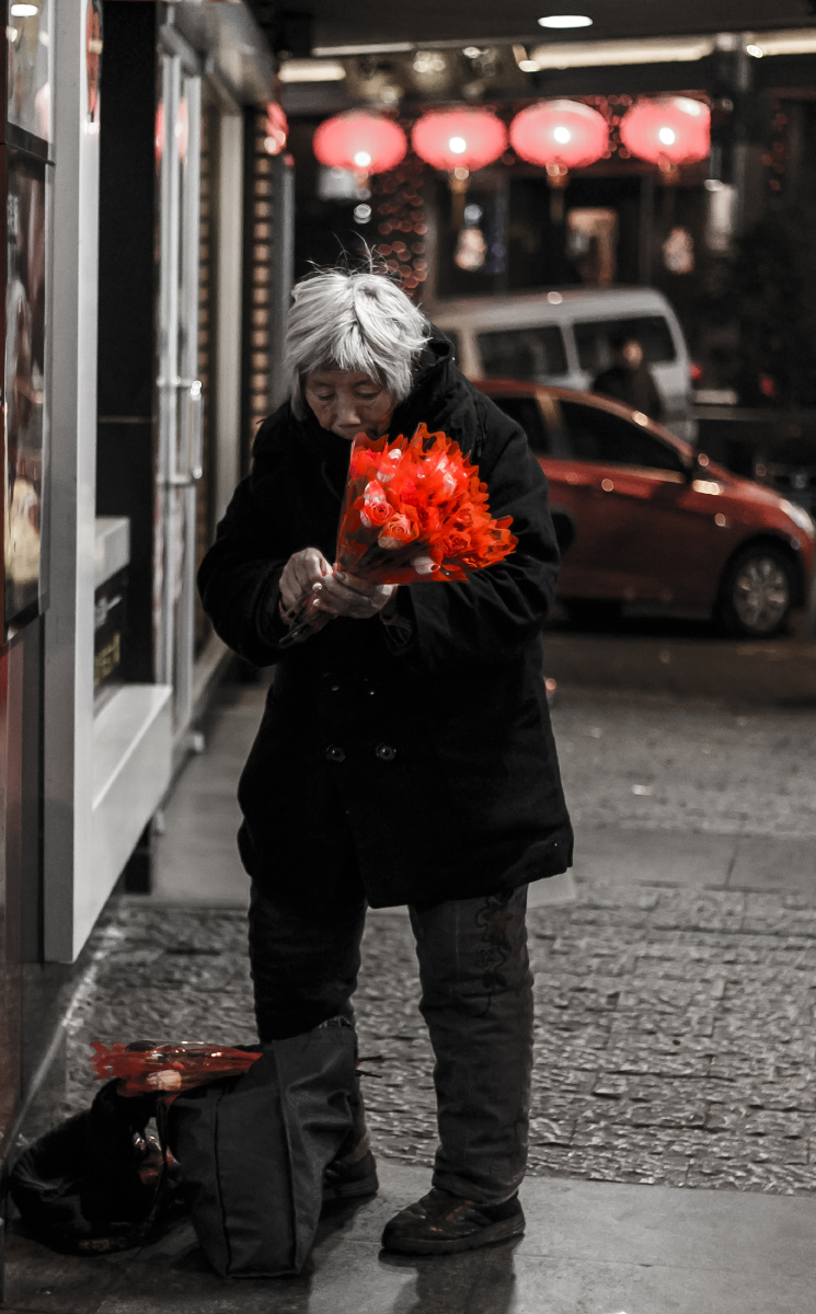 昨晚路遇这位卖花老人.