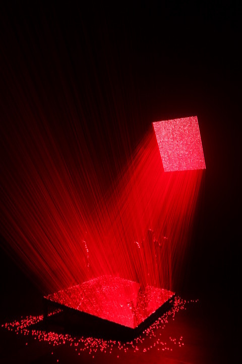 红韵艺术 br /> 位于北京798内,创作者以红色激光通过镜面反射形成
