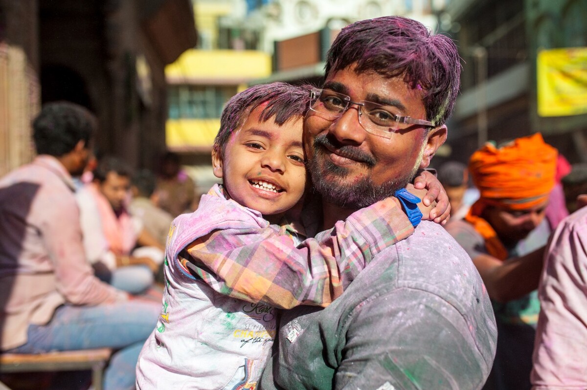 在维尔达文的胡里节庆祝盛典上，一个孩童正抱着爸爸的脖子，感受从四面八方飘散而来的七彩粉尘。<br />
他的眼睛和表情，让我读出了他所思，所想。