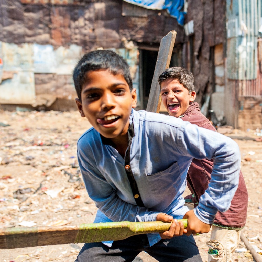 hey！<br />
在孟买的达拉维（很多人称之为贫民窟），孩子们在一块废弃的场地里玩着板球。可能是某一方胜利，他们显得异常兴奋，好像要把前面对手的头当作板球打出去一样。