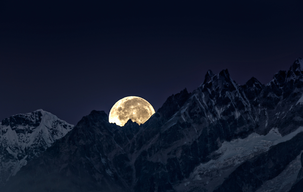 月落贡嘎中秋节凌晨泸定娘娘山顶600mm长焦拍摄