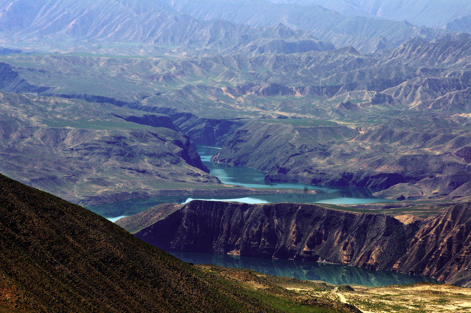 高原上的黄河—— br /> 这里是青海境内的黄河,一改黄河在人们心中的