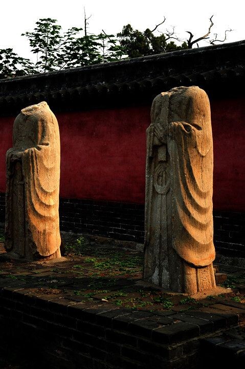孟庙里只剩下身躯的石像。<br />
