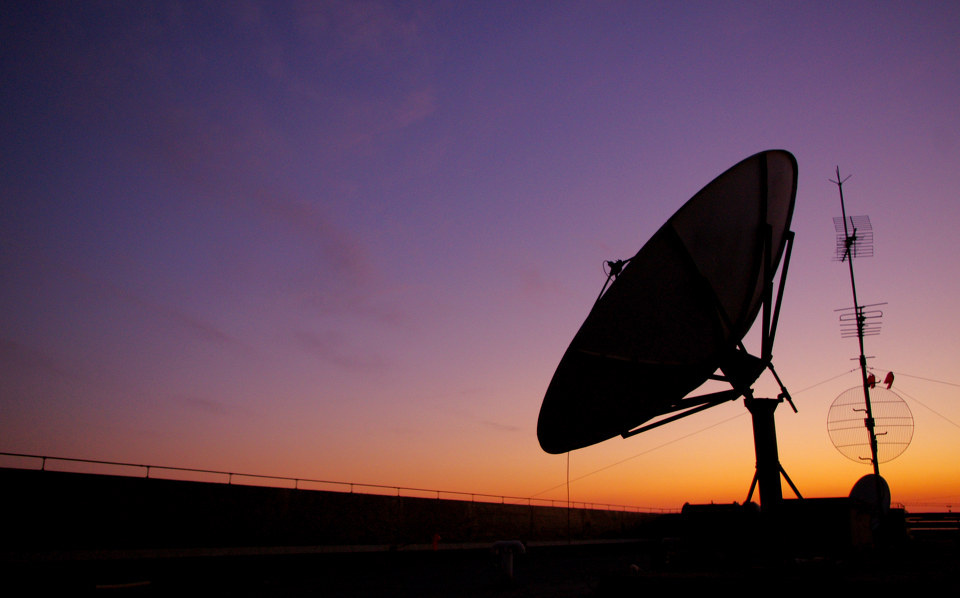 楼顶的信号接收天线,傍晚的蓝紫色天空