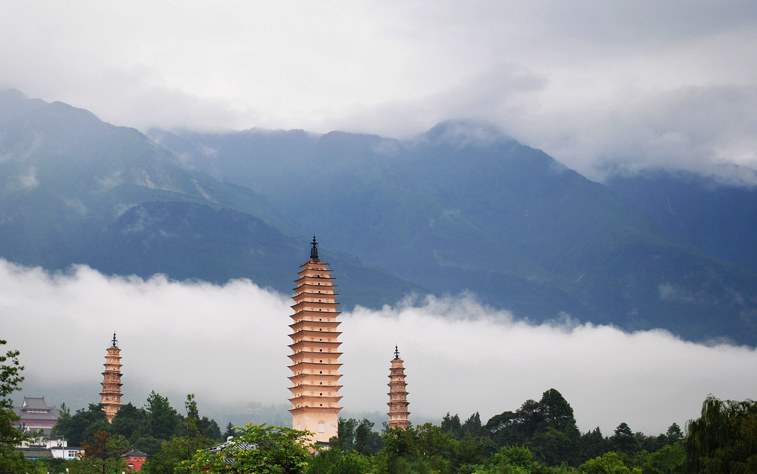 崇圣寺三塔—— br /> 大理崇圣寺三塔,背后是苍山积云.