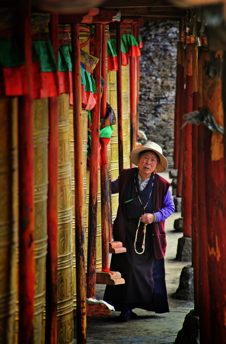 一排排映着金光的转经筒随着虔诚的信徒的脚步,一圈圈诵读着佛经