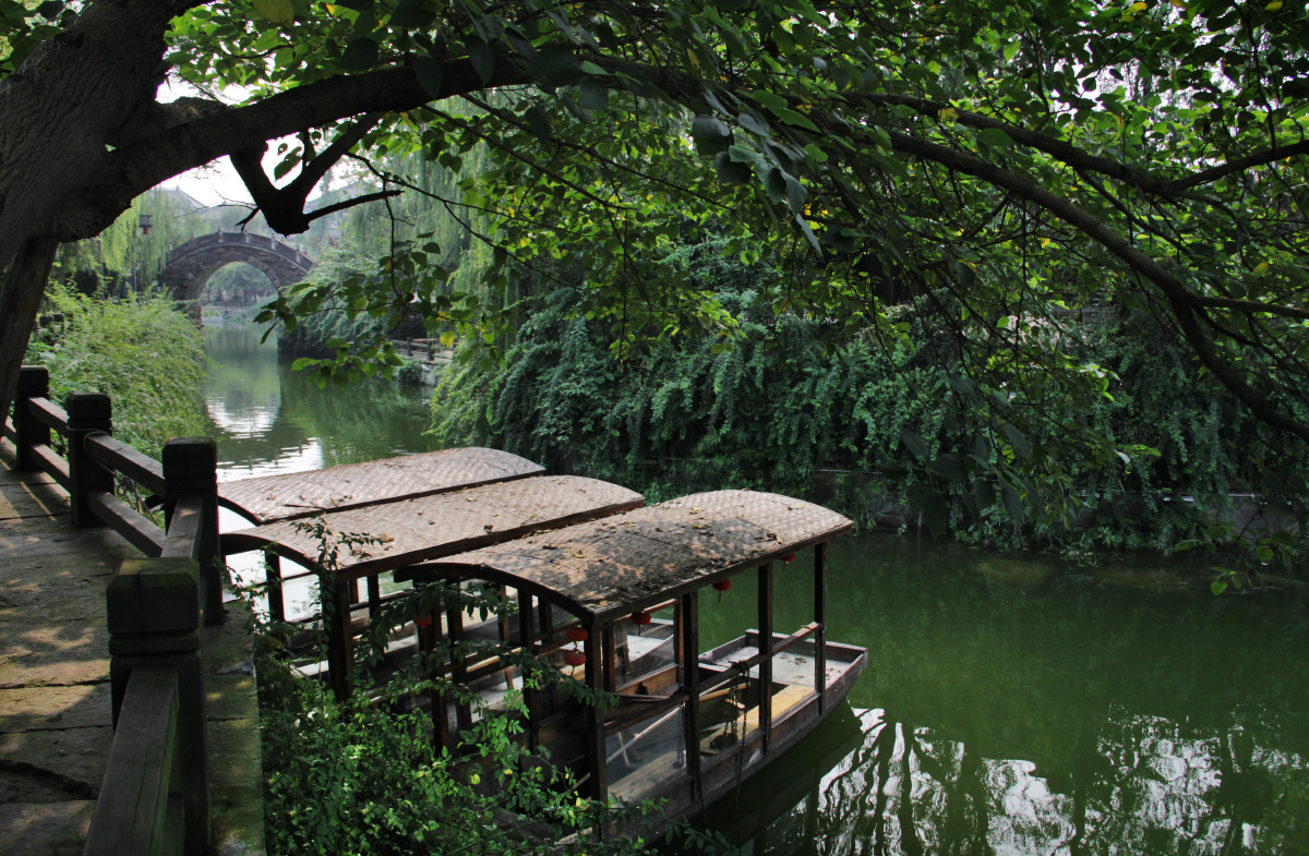 坐下来,世界就安静了—— br /> 拍摄于成都郊区黄龙溪古镇.