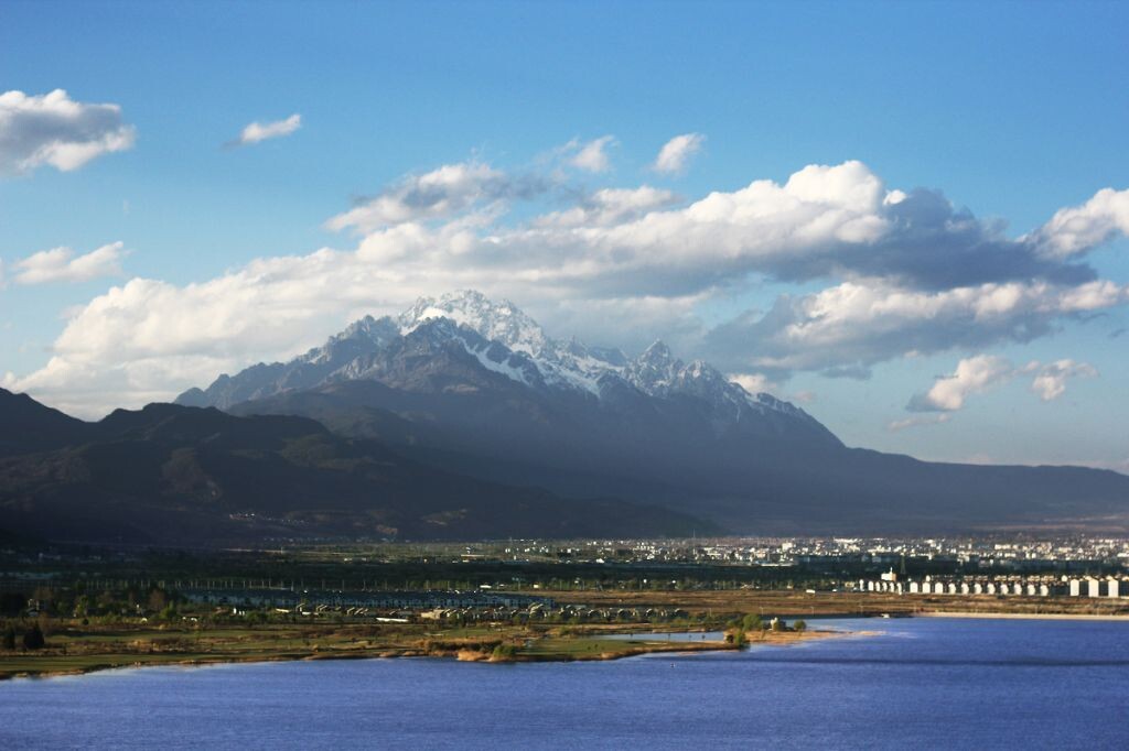 远眺玉龙雪山——<br />
逃离丽江古城的喧嚣人群,来到城外文笔<br />
海畔,登高远眺,玉龙雪山滆湖矗立,丽江就这样安静的沐浴着午后的阳光,这似乎才是蜚声海内外的丽江应有的安静,安静的如昨日的歌。