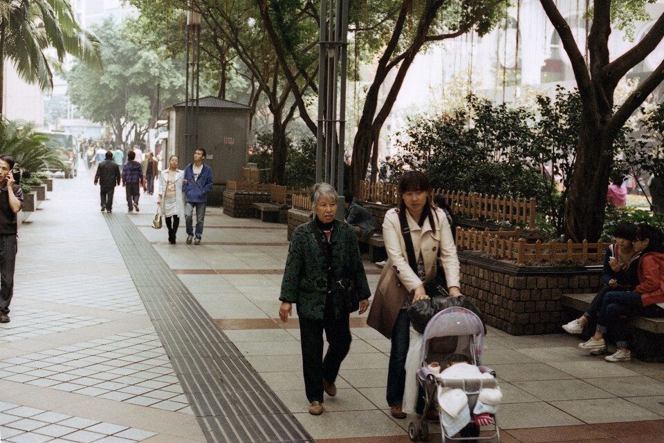 CONTAX ZEISS 50 1.4<br />
去解放碑的路上