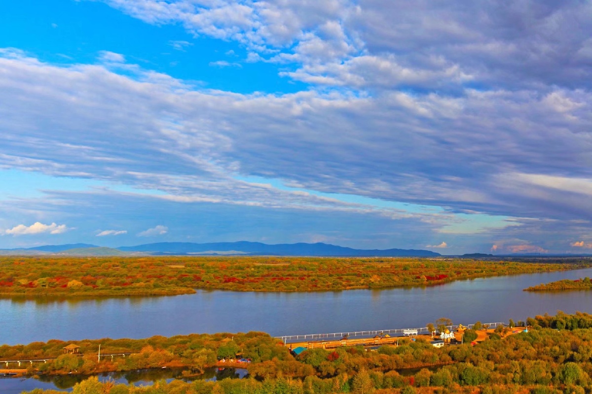 乌苏里江畔秋色