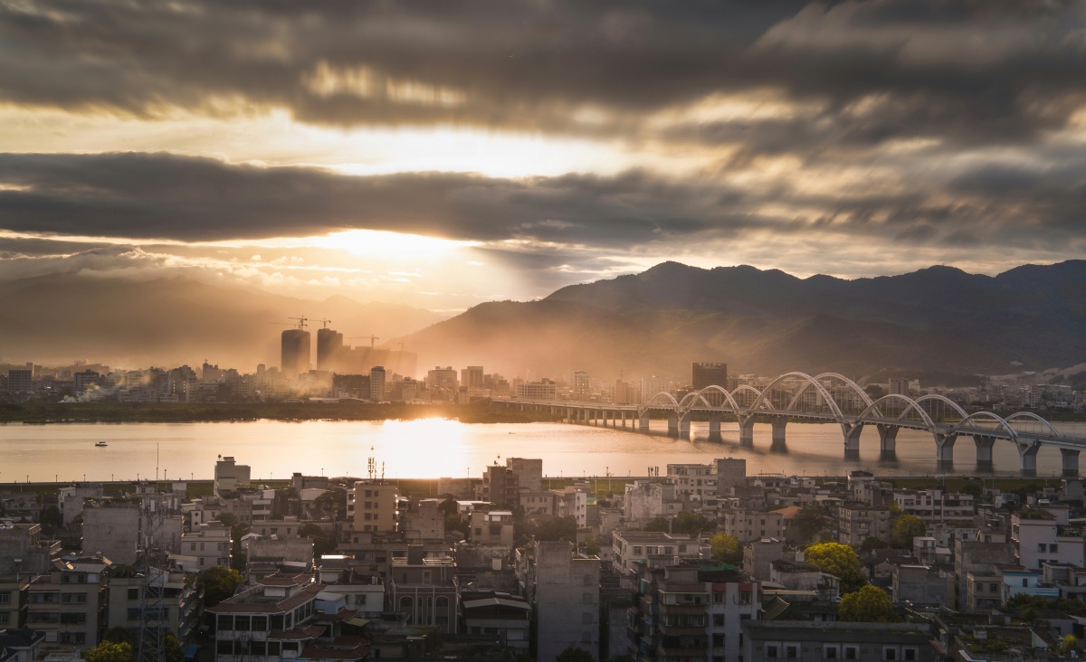 潮州市区金山大桥的磅礴日出