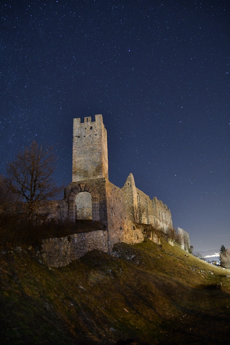 独自一人夜访鬼堡